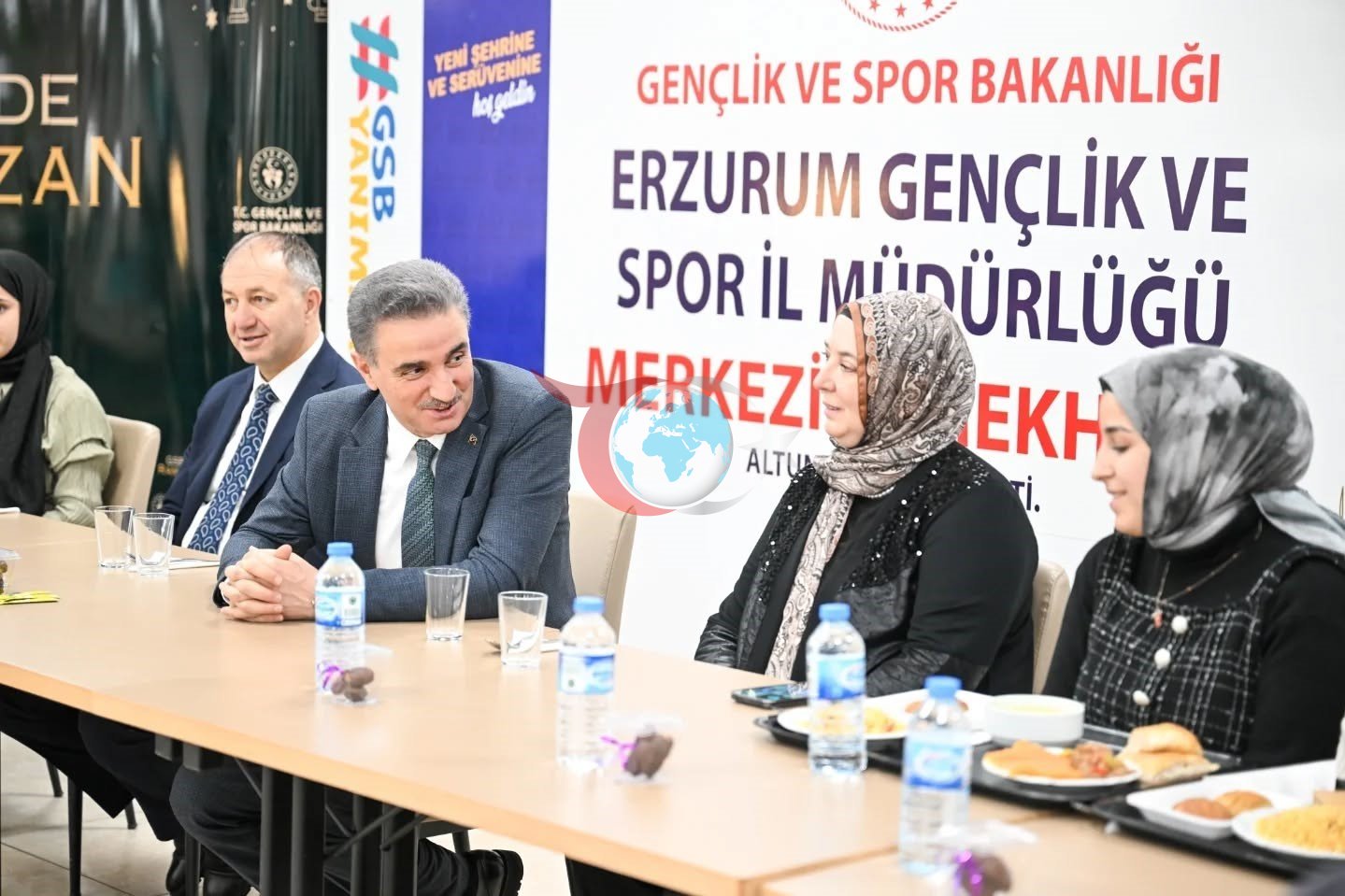 Vali Baruş öğrencilerle iftar etti