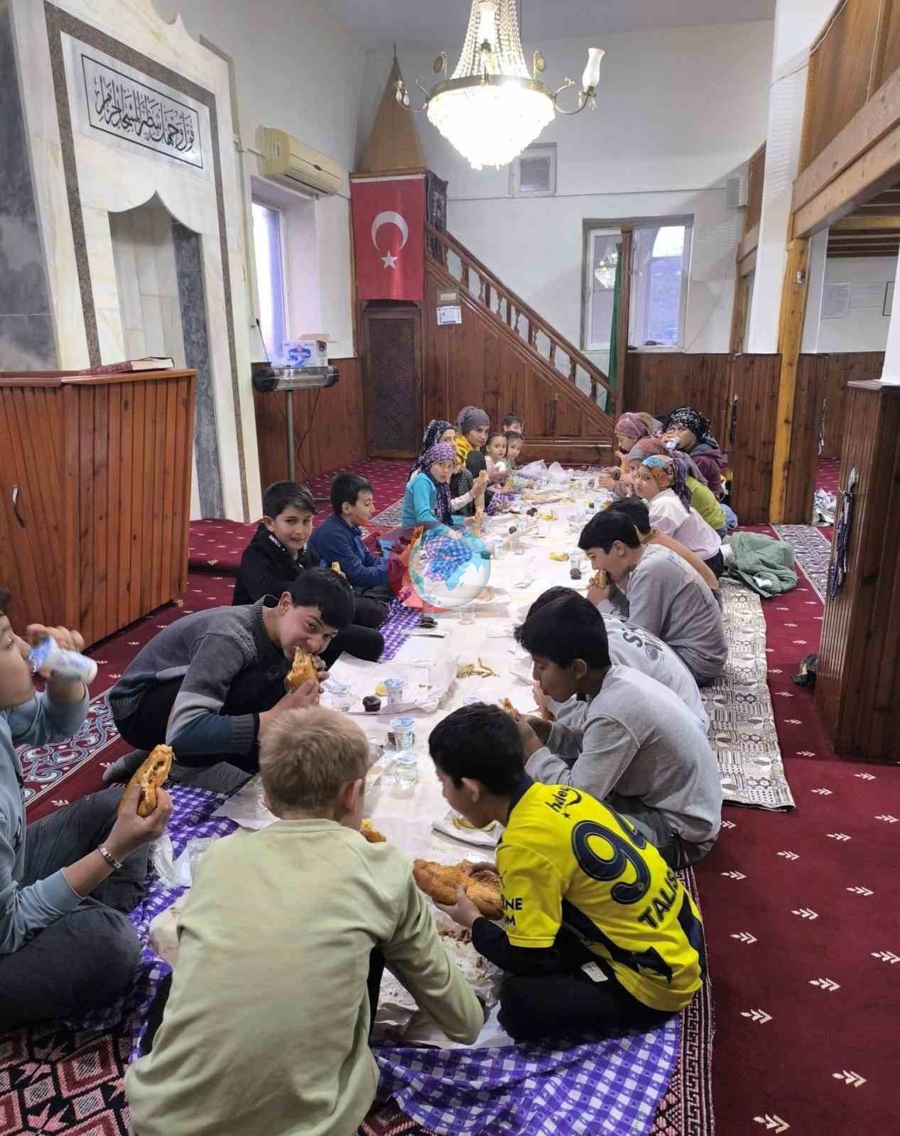 Silifke’de çocuklar iftarını camide açtı