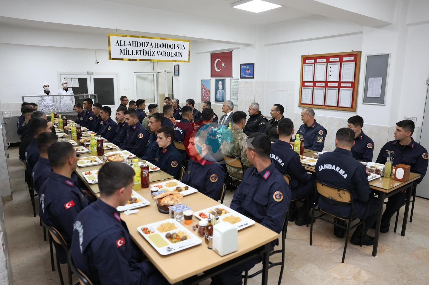 Vali Makas Mehmetçikle iftar yaptı