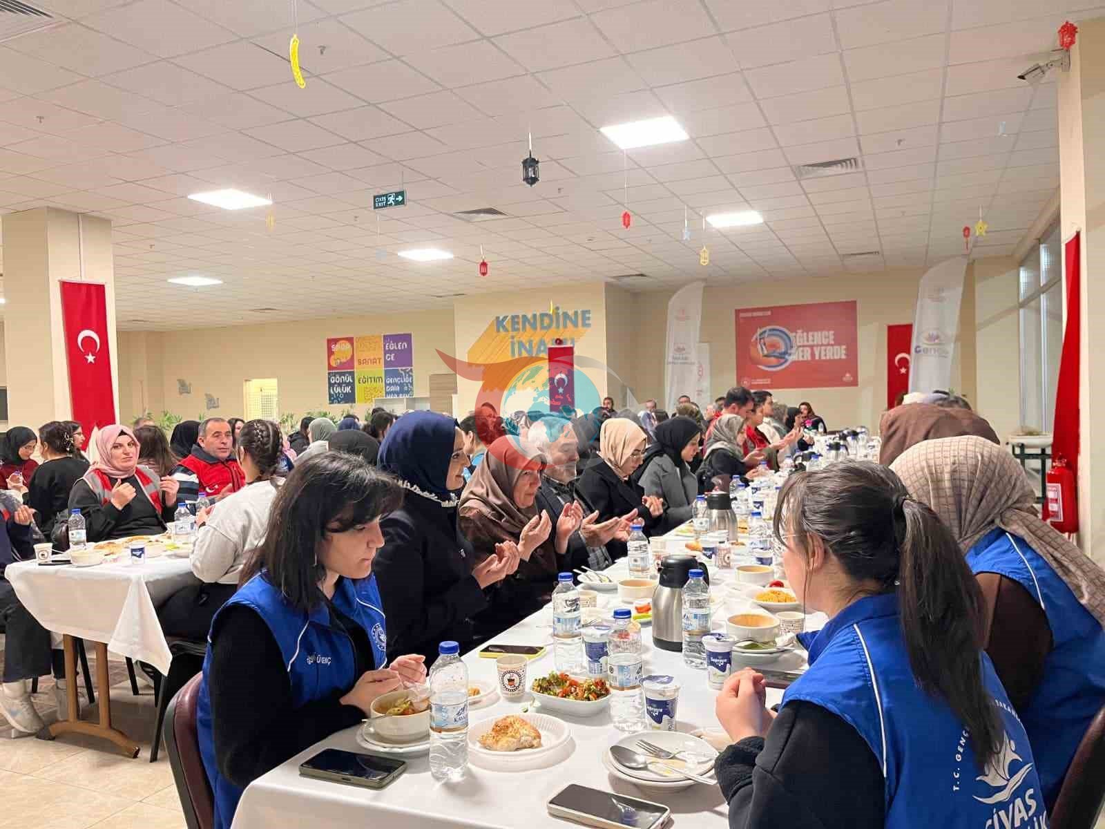 Şehit aileleri ve üniversiteli öğrenciler iftar sofrasında buluştu