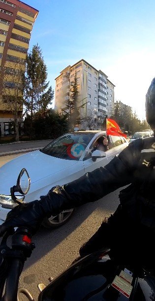 Eskişehir sokaklarında İspanya ve Türk bayrakları ile dolaşan sürücü