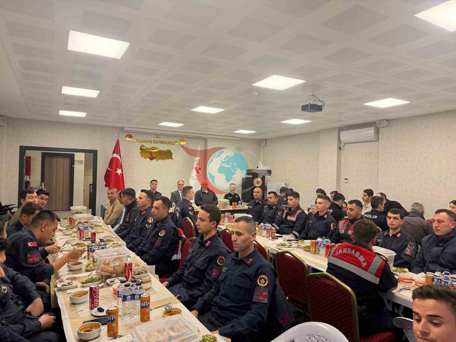 Aslanapa Kaymakamı Tosun, emniyet ve jandarma personeliyle iftar programında buluştu