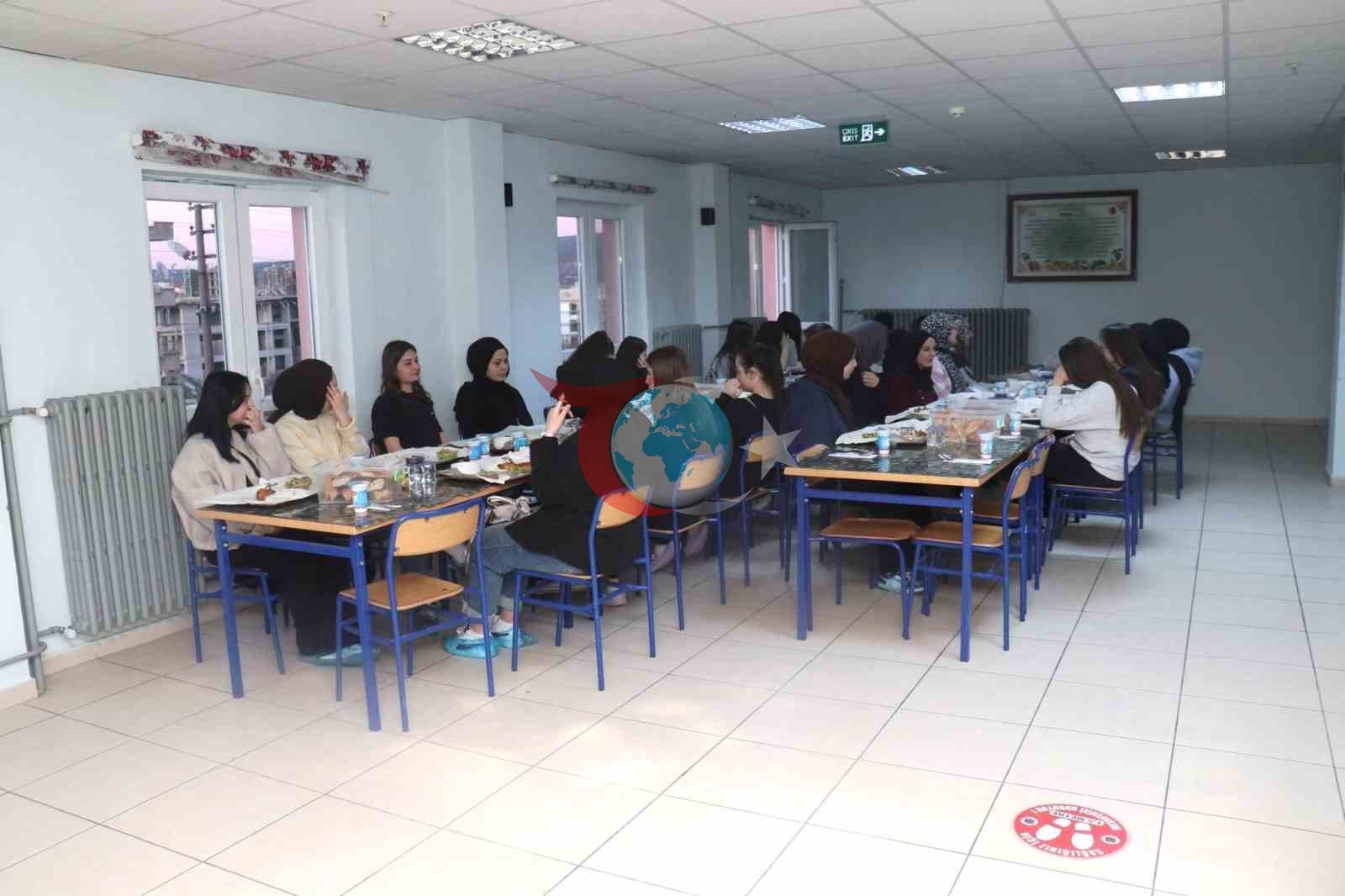 Hisarcık Kaymakamı Erkan Atam, iftar sofrasında öğrencilerle buluştu