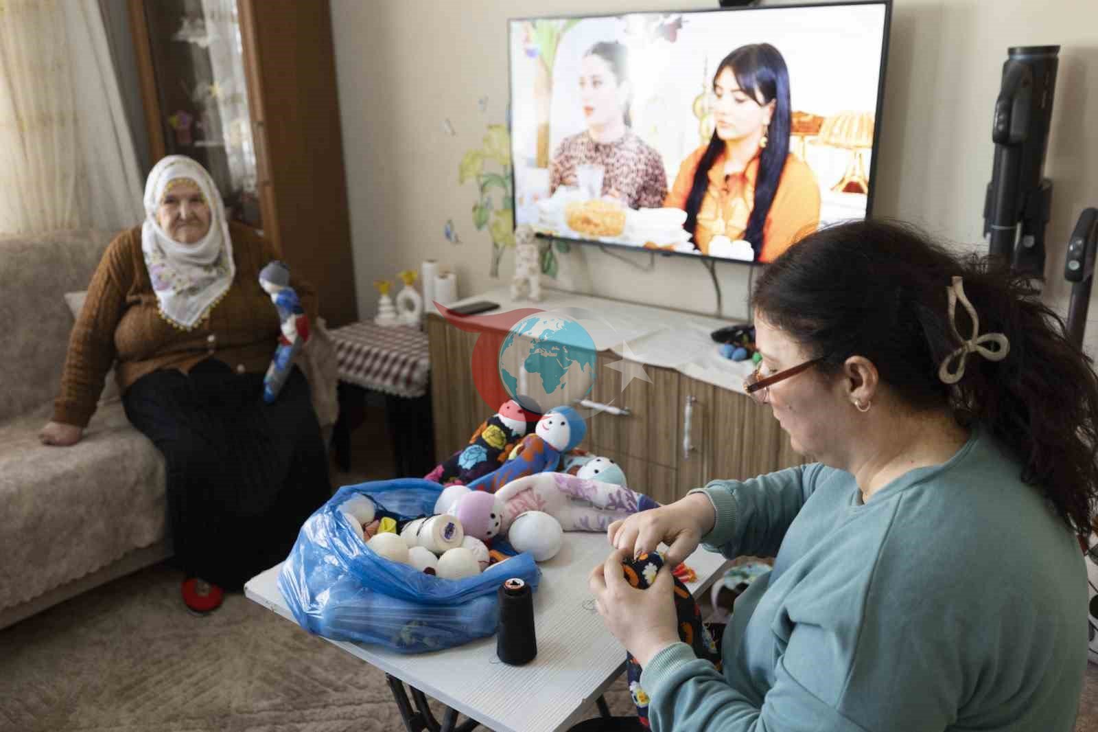 Mersin’de evler atölyeye dönüştü: Kadınlar çoraptan oyuncak yapıyor