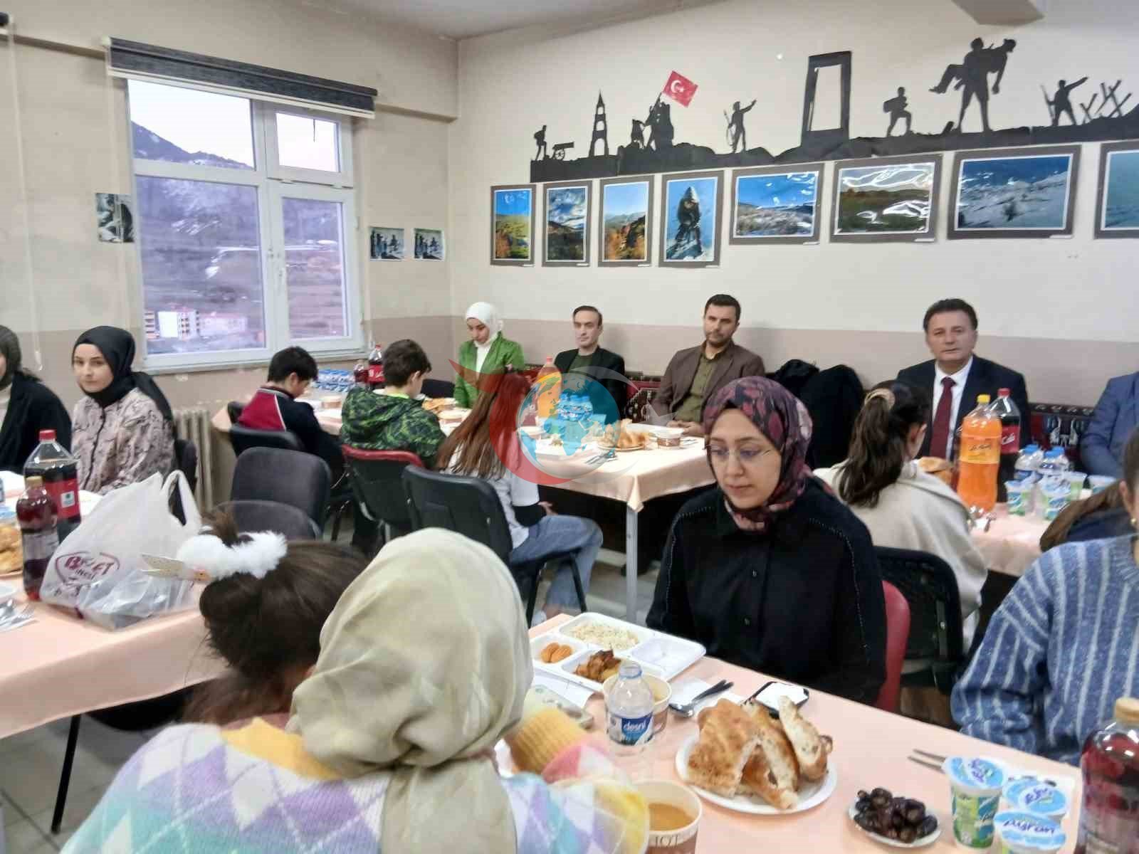 Posof Aşık Sabit Müdami Anadolu İmam Hatip Lisesi&rsquo;nde iftar programı