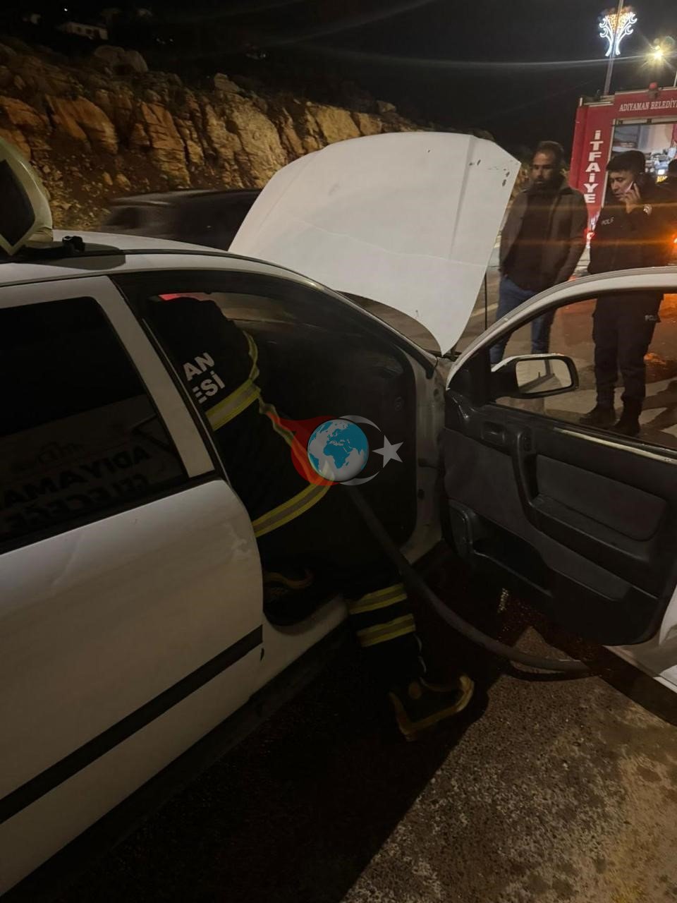 Seyir halindeki otomobil alev aldı