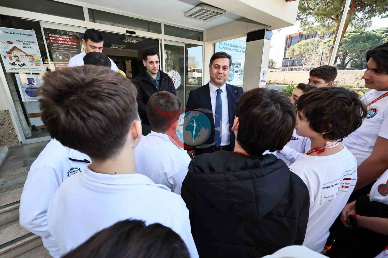 İl Müdürü Yunus Öztürk, su topu sporcularını tebrik etti