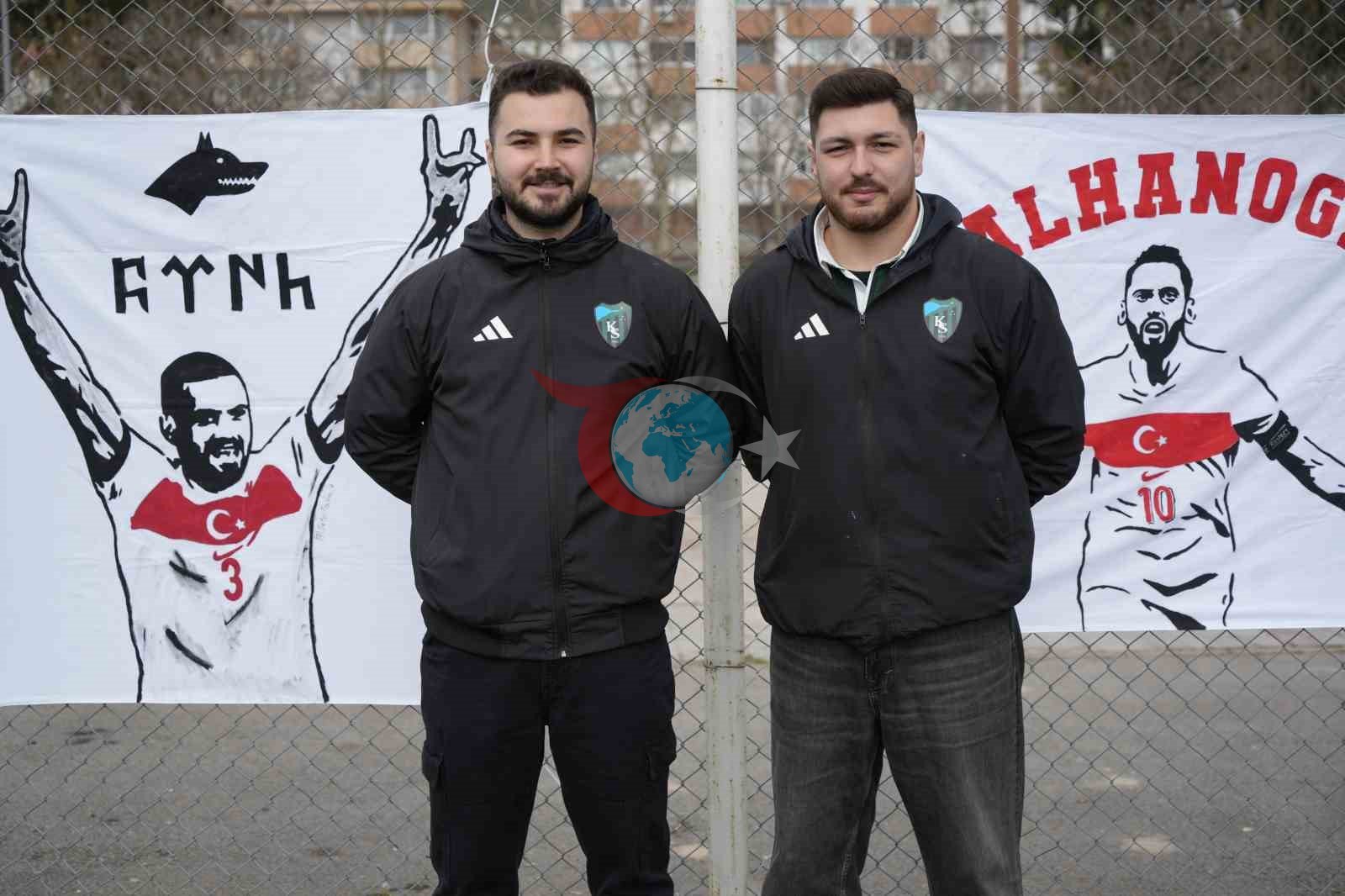 Futbolcu olamadılar ama tribünleri pankartlarıyla renklendiriyorlar