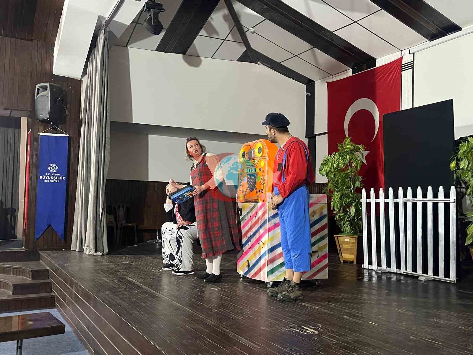 Karacasulu minikler Büyükşehir’in tiyatrosuyla eğlendi