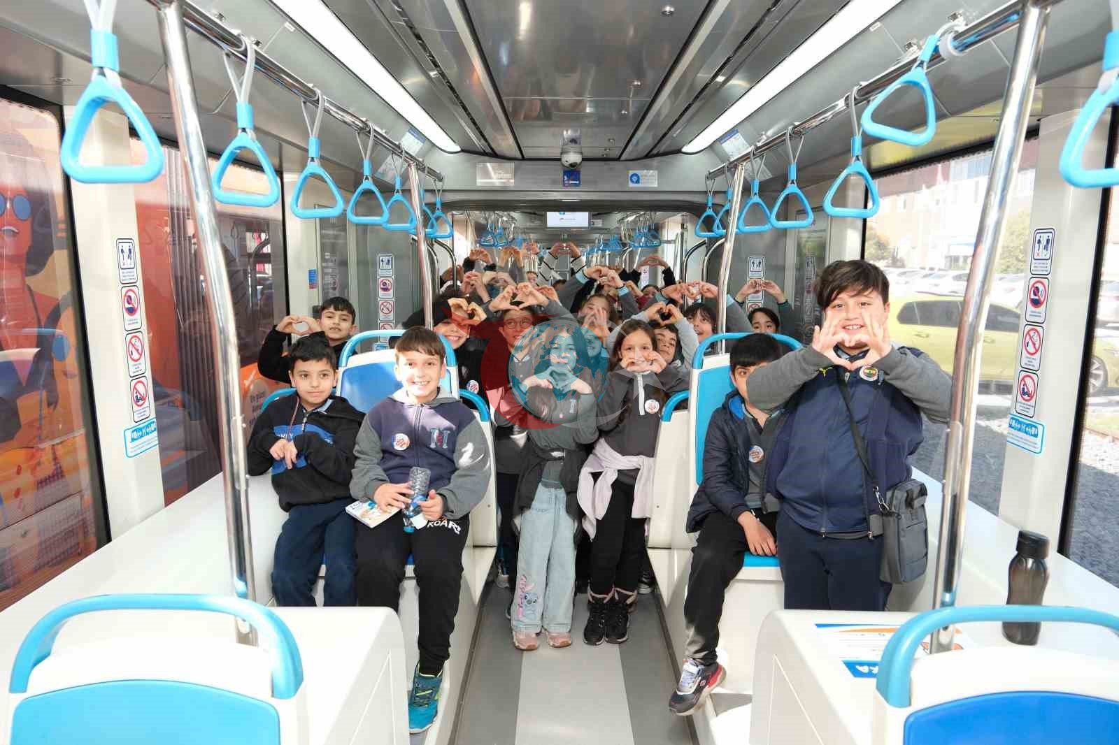 Öğrenciler tramvayın tarihini keyifli yolculukla öğrendi