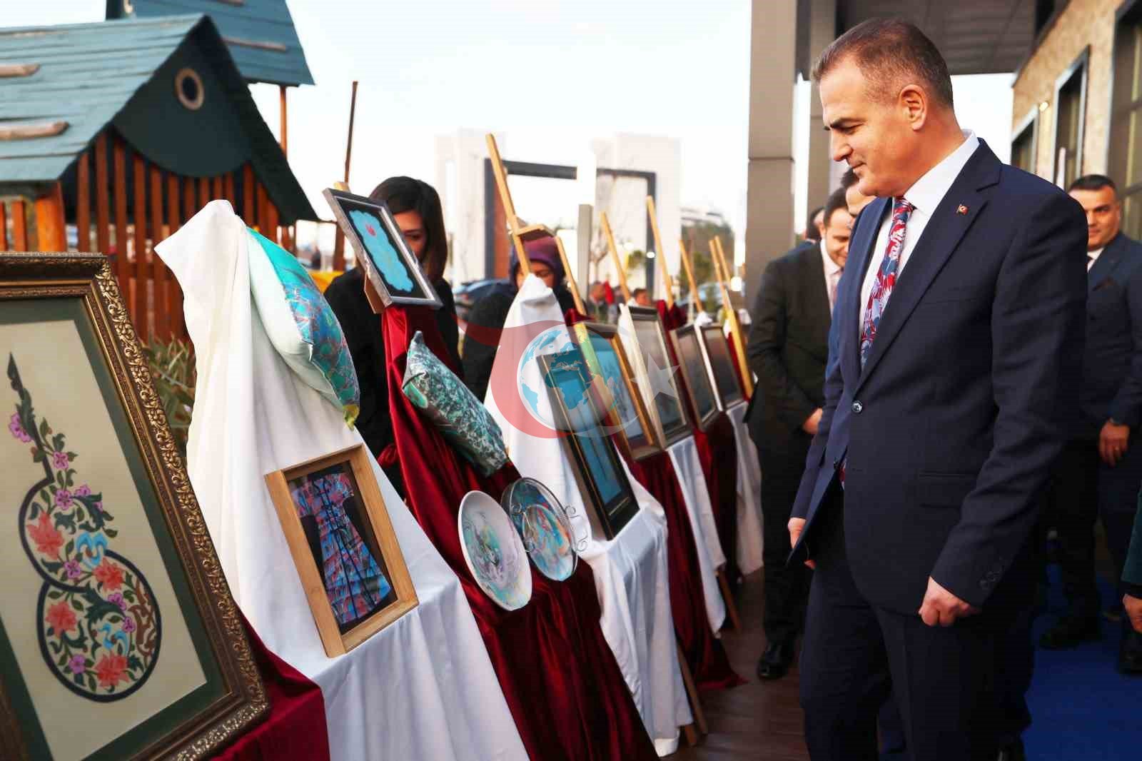Sanat ve Kültürün Buluştuğu Sergi: Hat, Tezhip, Ebru