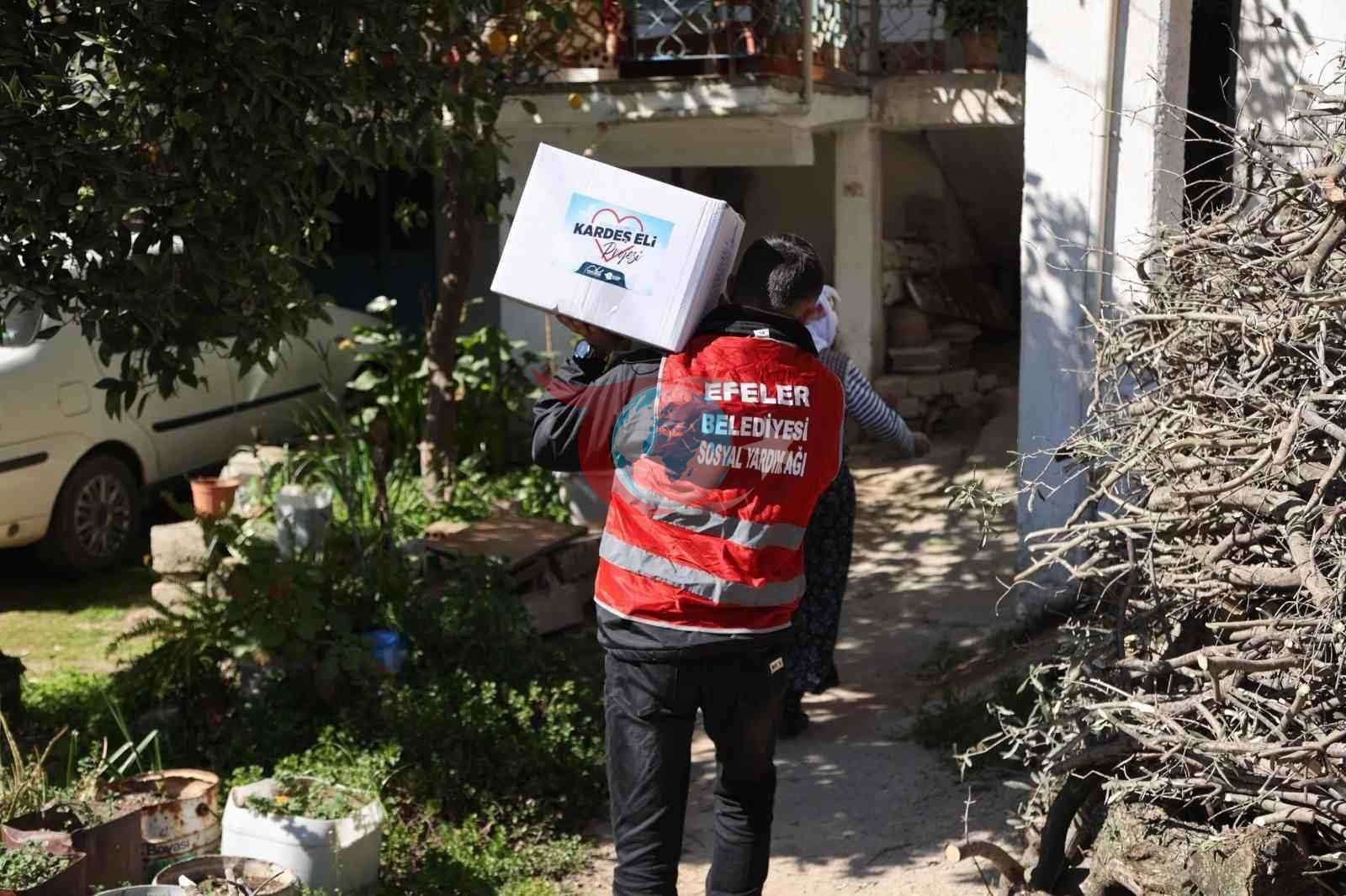 Efeler&rsquo;in &rsquo;Kardeş Eli&rsquo; Ramazan&rsquo;ın bereketini hanelere taşıyor