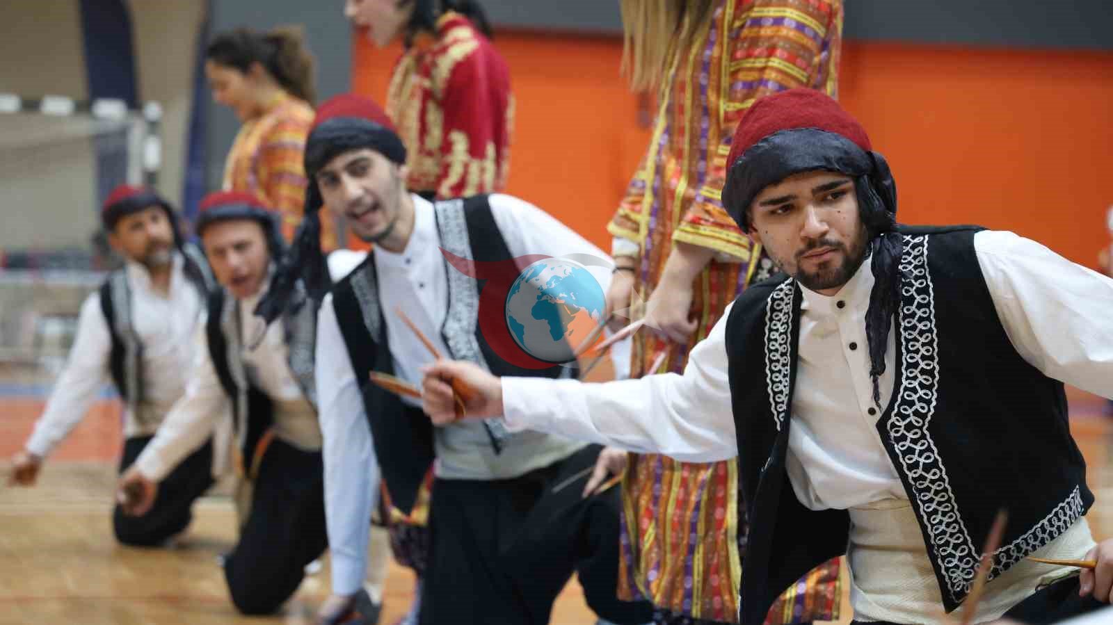 En güzel halk oyununu oynamak için ter döktüler