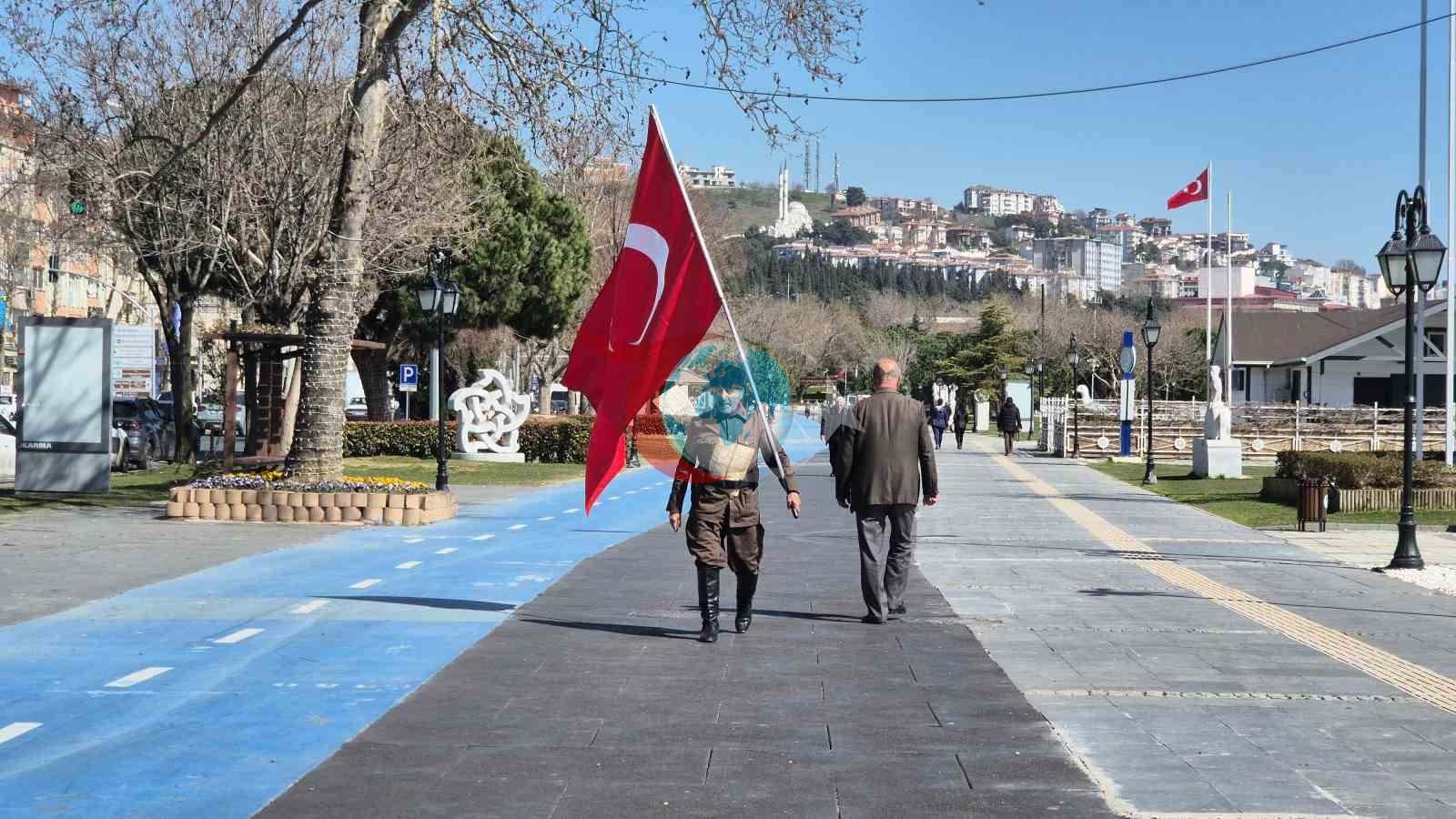 Askeri kıyafeti ve elinde Türk bayrağıyla İstanbul&rsquo;dan Çanakkale&rsquo;ye yürüyor