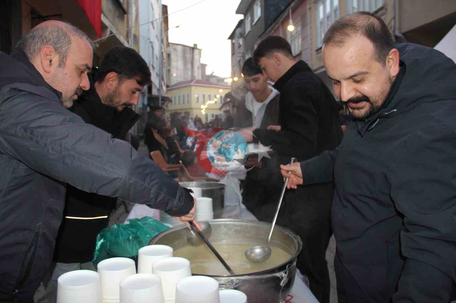 Tarihi sokakta paylaşım sofrası