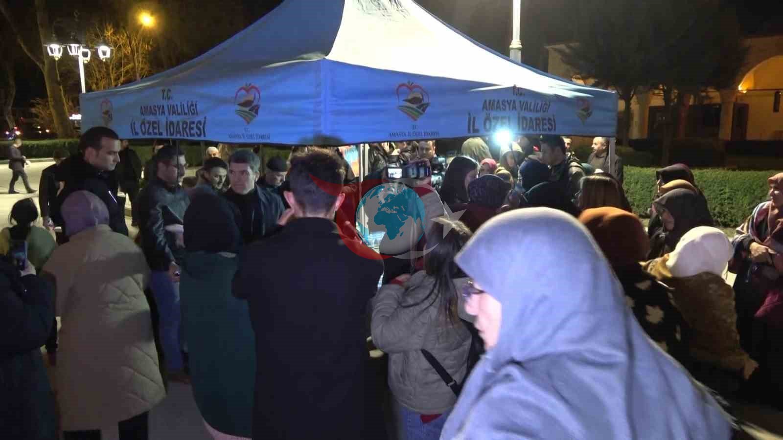 Vali Önder Bakan, cami bahçesinde ve kütüphanede vatandaşlara simit ile ayran dağıttı