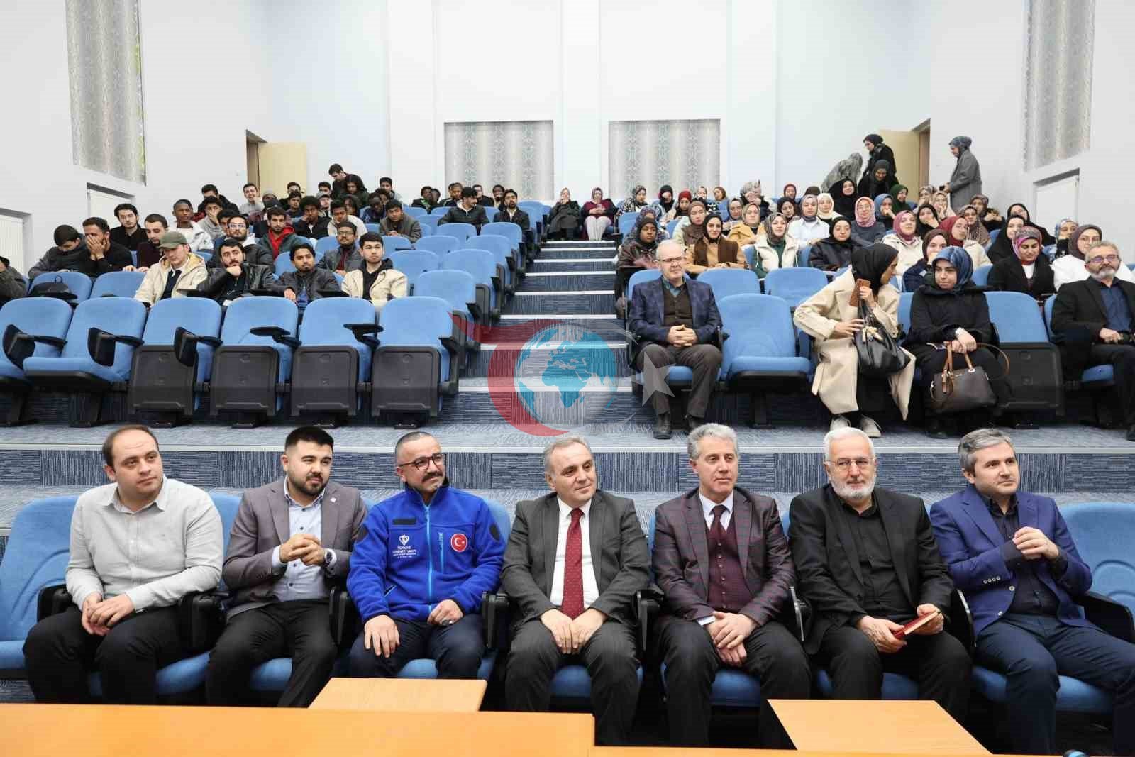 Rektör Prof. Dr. Altun, öğrencilerle kitap tahlili yaptı