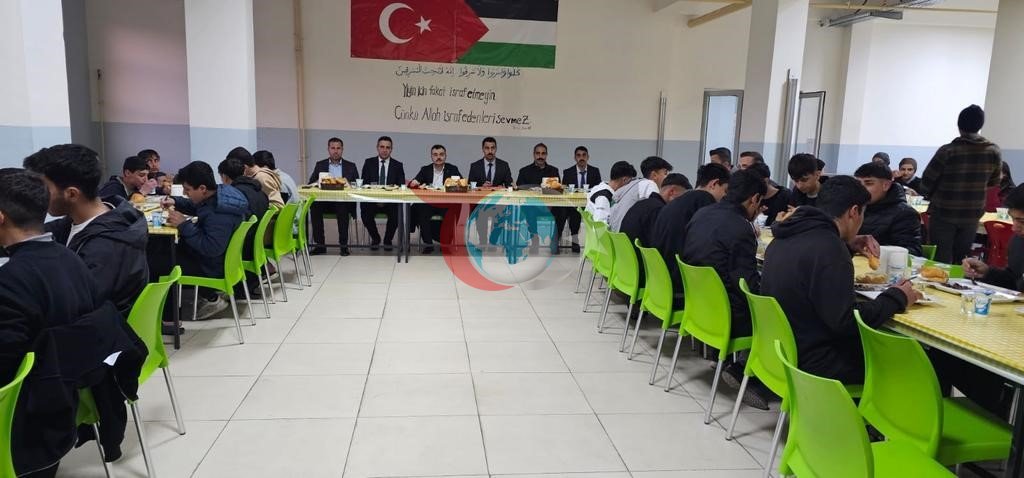 Dicle Kaymakamı Mustafa Atış, lise öğrencileriyle iftarda bir araya geldi