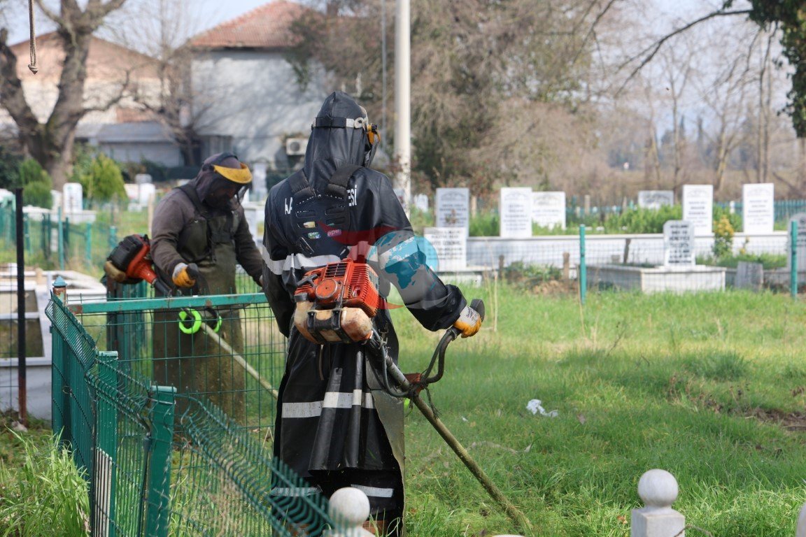 Kartepe’de bayram öncesi mezarlıklarda temizlik çalışması