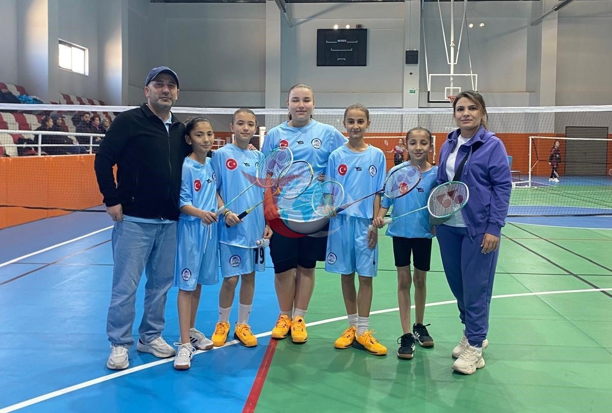 Hisarcık Şehitler Ortaokulu’nun badminton başarısı