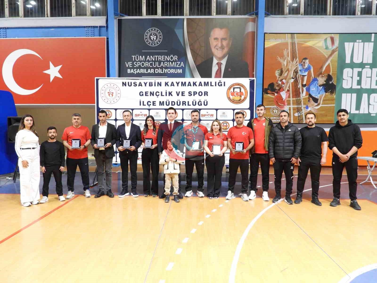 Nusaybinโde kurumlar arasฤฑ voleybol turnuvasฤฑ sona erdi