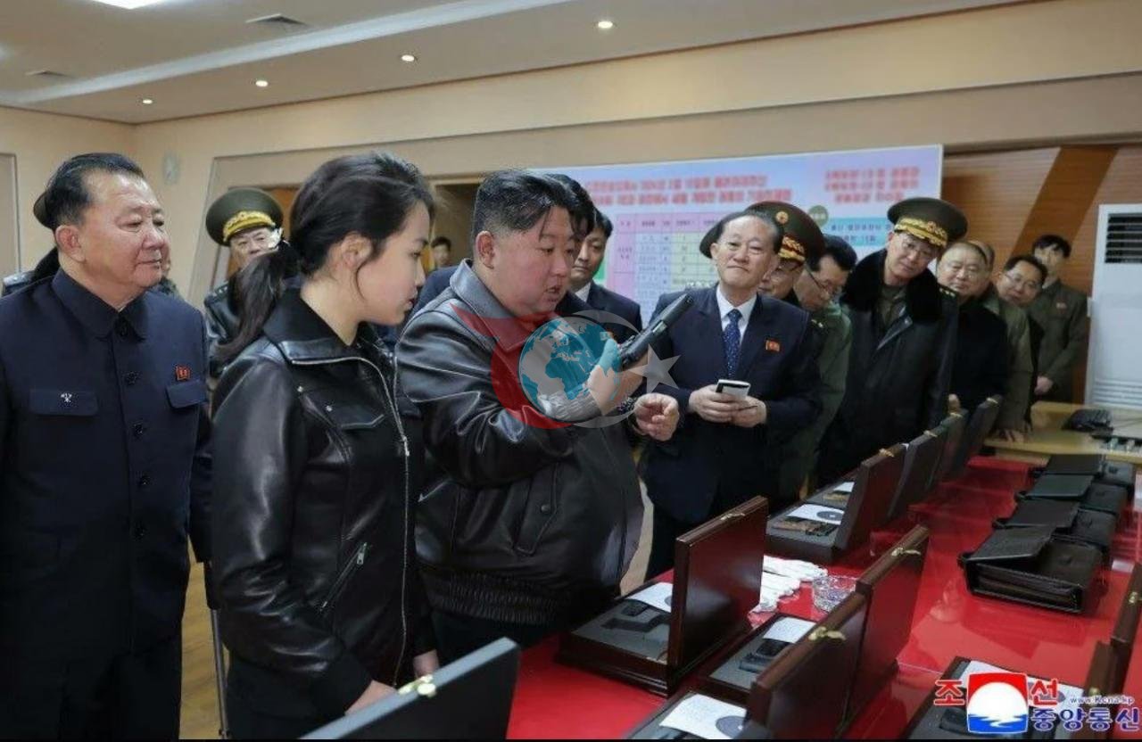 Kuzey Kore Devlet Başkanı Kim Jong Un, bir silah fabrikasını ziyaret ederek 13 yaşındaki kızıyla birlikte atış talimi yaptı.
