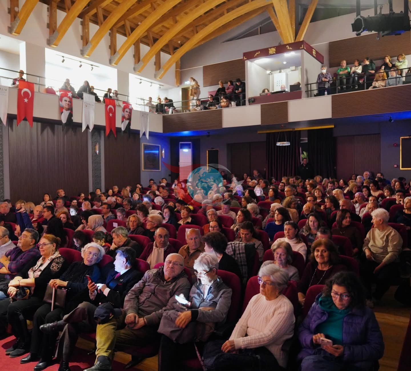 Ayvalık’ta Duygu Dolu Tiyatro Akşamı