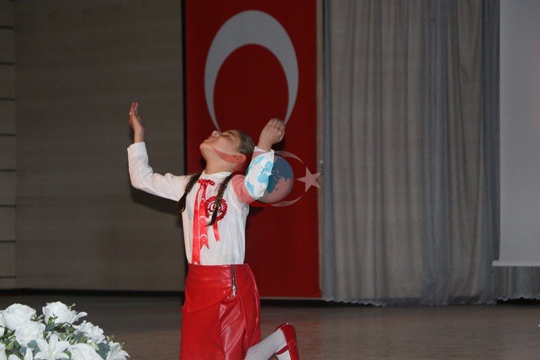 Küçük kız çocuğundan duygulandıran İstiklal Marşı performansı