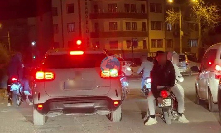 Kasksız şekilde motosiklete ters oturdu