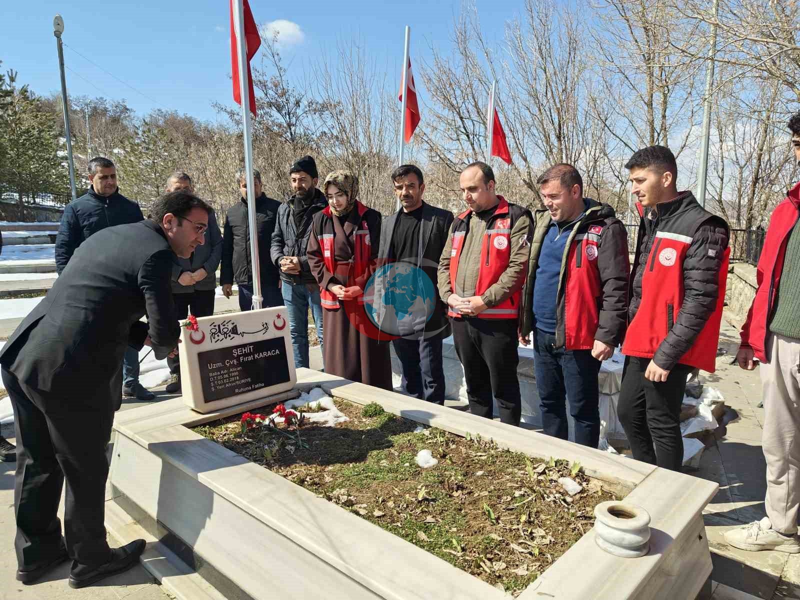 Muş’ta bayram öncesi şehit mezarlıklarında bakım ve temizlik yapıldı
