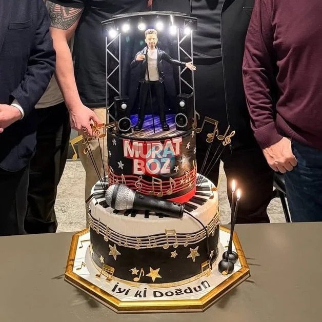 Murat Boz'un doğum günü pastası gündem oldu