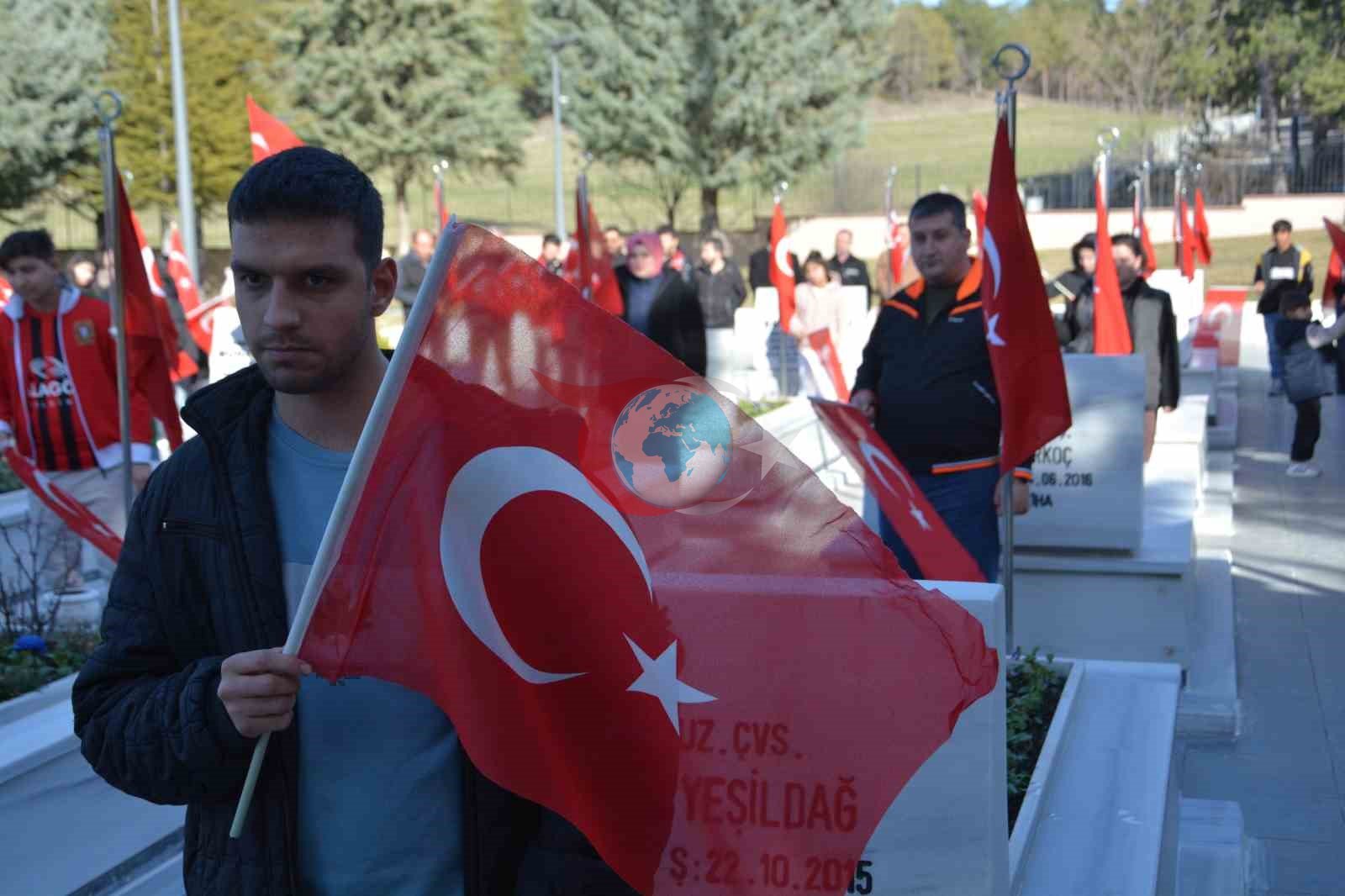 El ele verip şehitlikte temizlik yaptılar