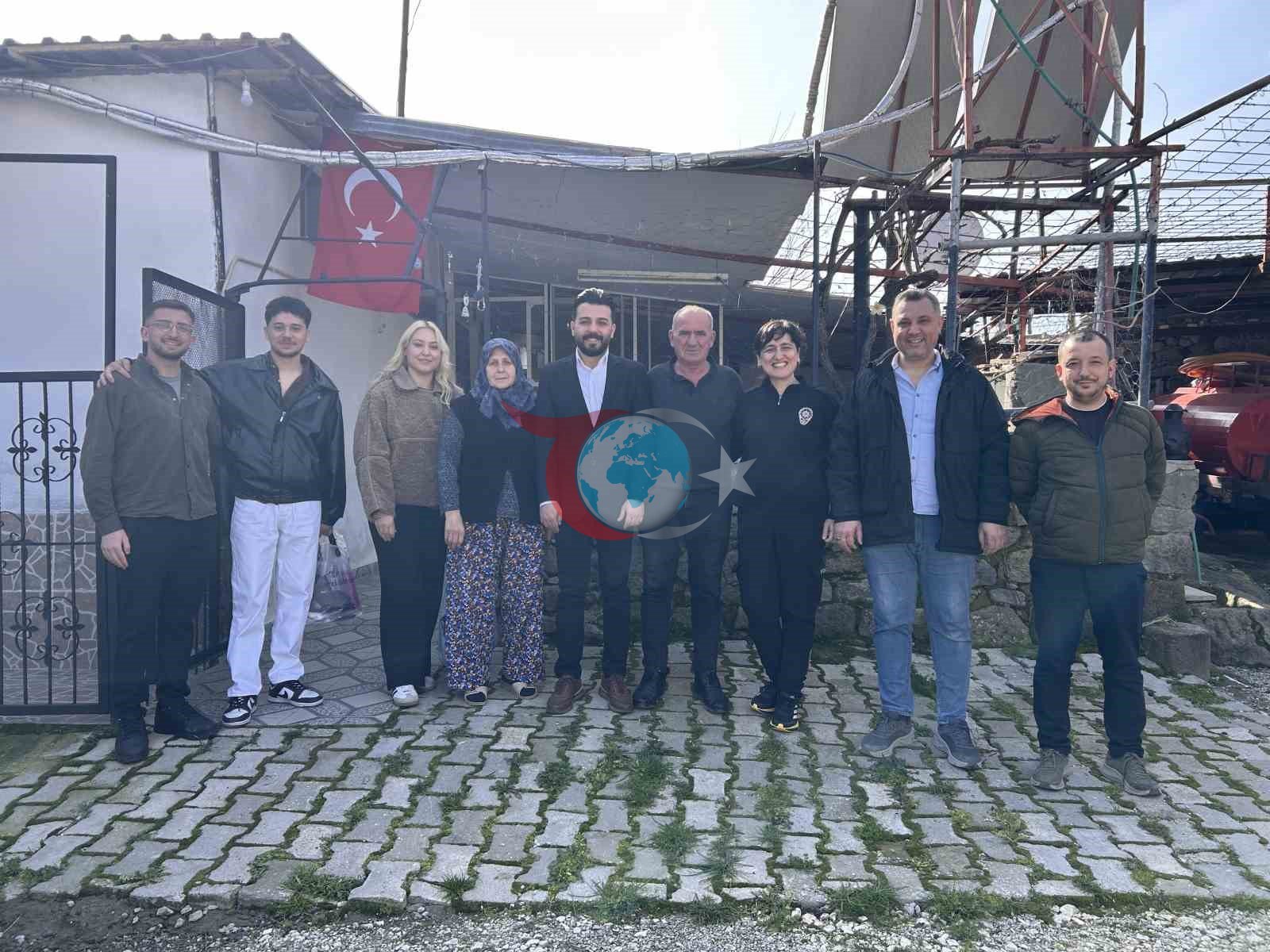 Bergama&rsquo;da şehit ve gazi ailelerine bayram öncesi saç bakımı