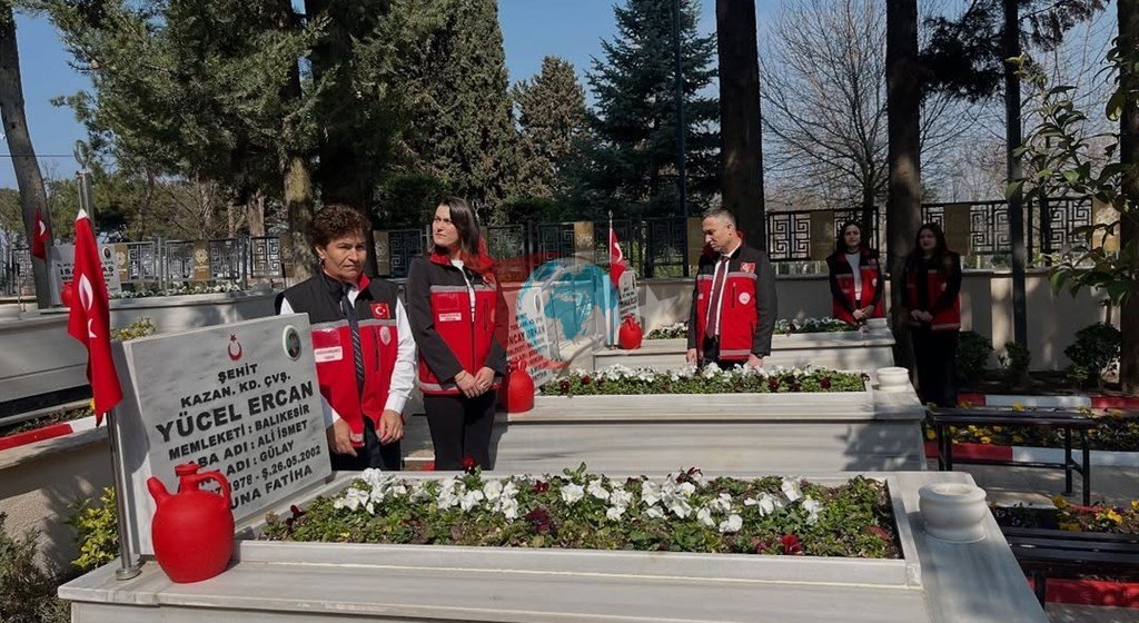 Balฤฑkesirโde Ramazan ayฤฑnda ลehitlere vefa ziyareti