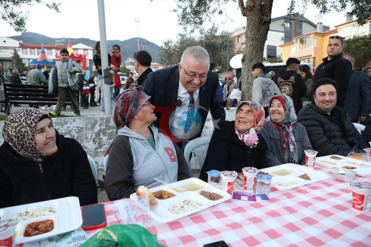 Edremit Belediyesi iftar sofraları Altınoluk&rsquo;ta kuruldu