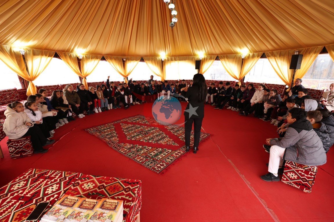 Otağ çadırında minik kitapseverler için imza günü