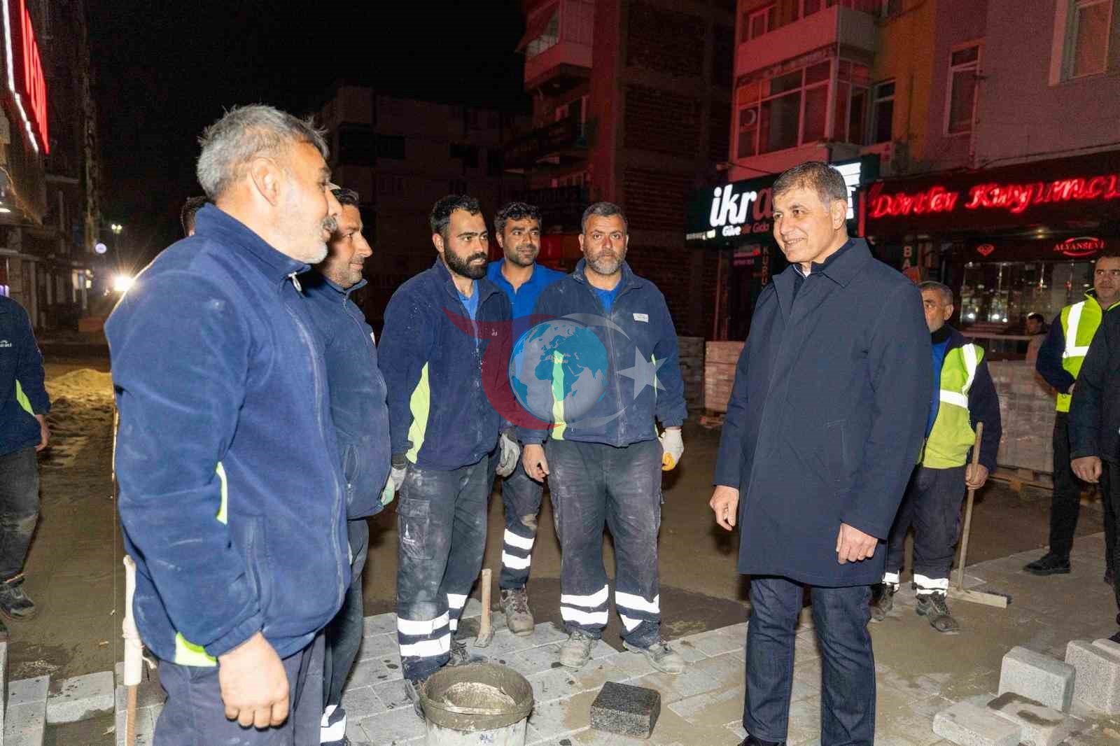 Başkan Tugay yol emekçileriyle gece mesaisinde buluştu