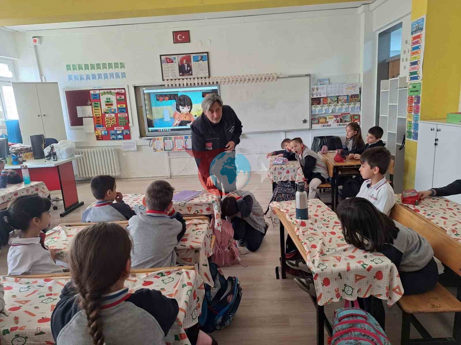 Minik öğrenciler afetlere karşı bilinçleniyor
