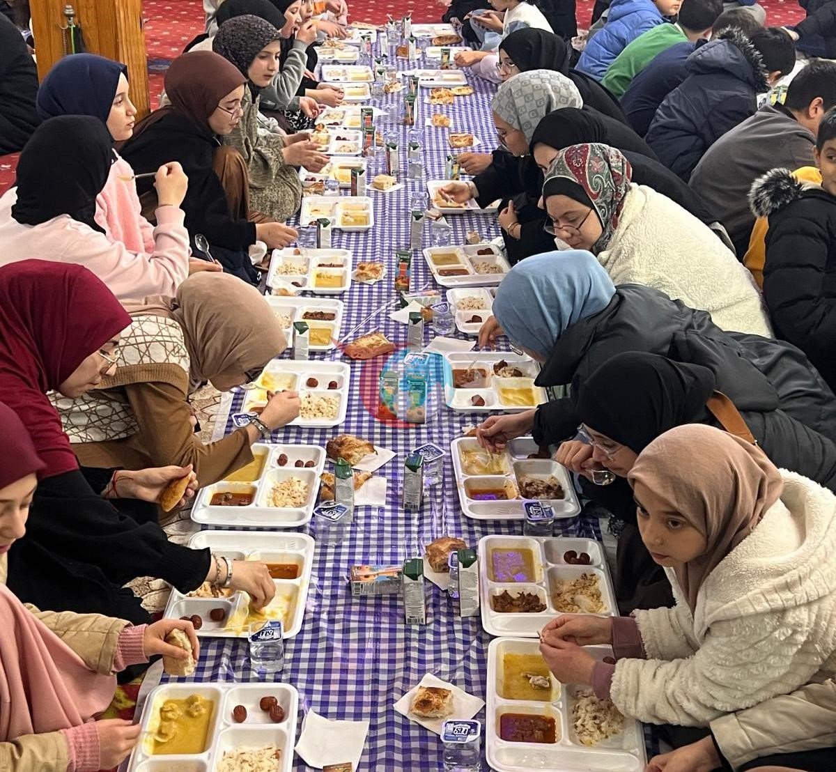 İmam Mustafa Şimşek Emet’te 15 yıldır çocuklara camide iftar veriyor