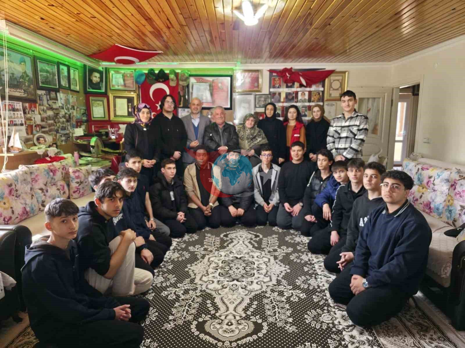 Gençler Bayram Öncesi Şehit Ailesine Anlamlı Ziyaret Gerçekleştirdi