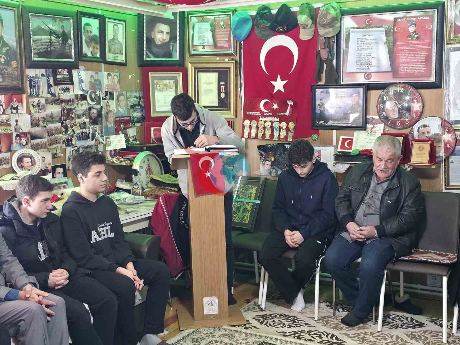 Gençler bayram öncesi şehit ailelerini ziyaret etti