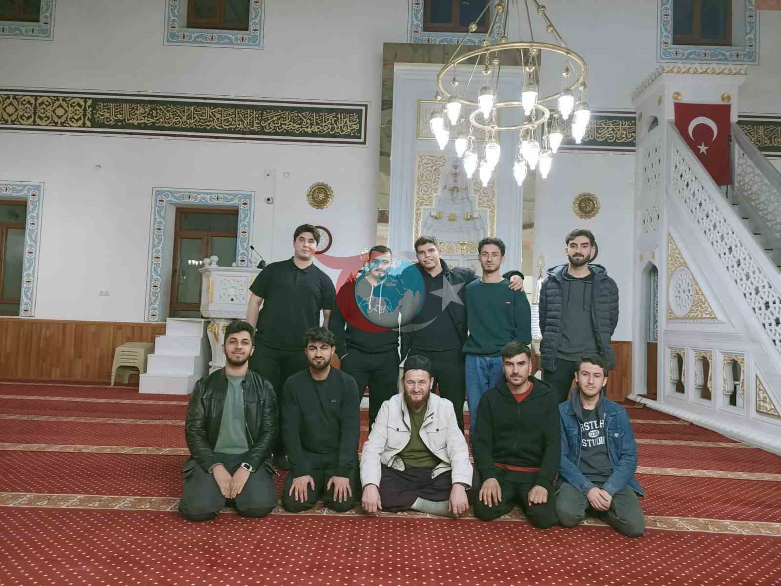 Gençler Fetih Camiini baştan aşağı temizledi