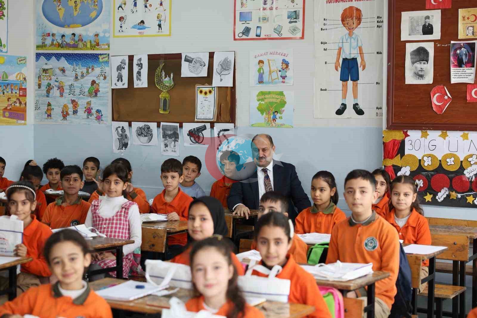 Öğrencilere kendi hikayesini anlattı