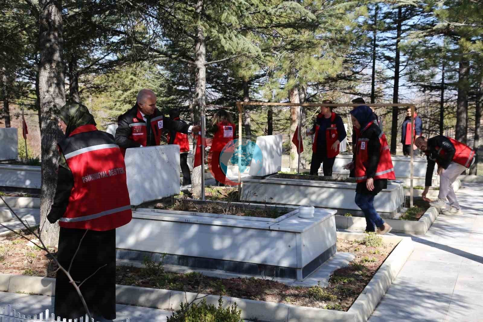 Ramazan Bayramı Öncesinde Kırşehir'de Şehitlikte Temizlik Çalışması Yapıldı