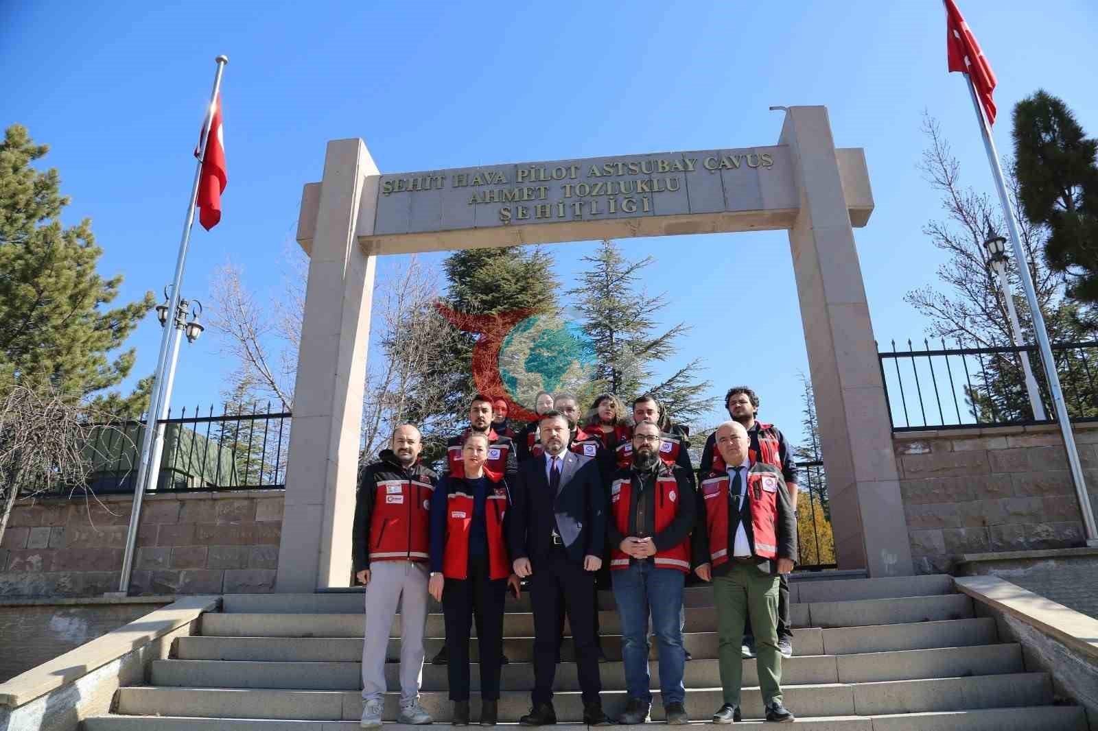 Bayram öncesinde şehitlik temizlendi