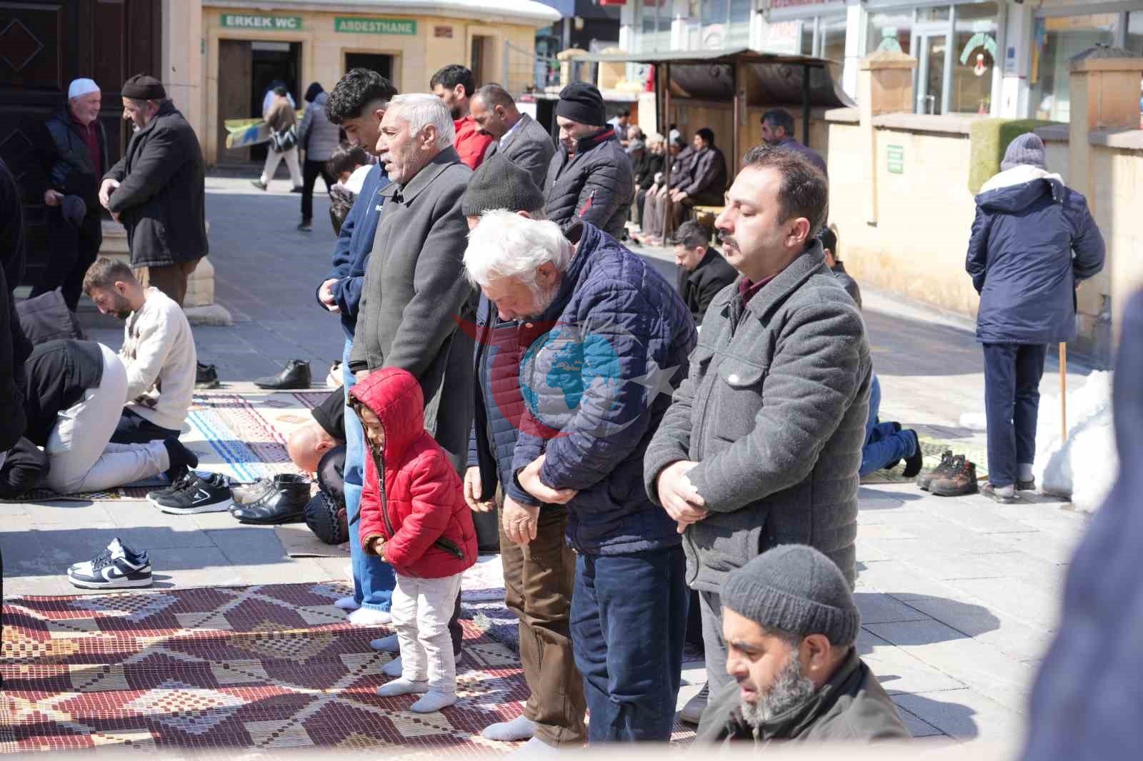 Ramazan’ın son Cuma namazında yoğunluk: Bayburt’ta camilere sığmayan cemaat avluda saf tuttu