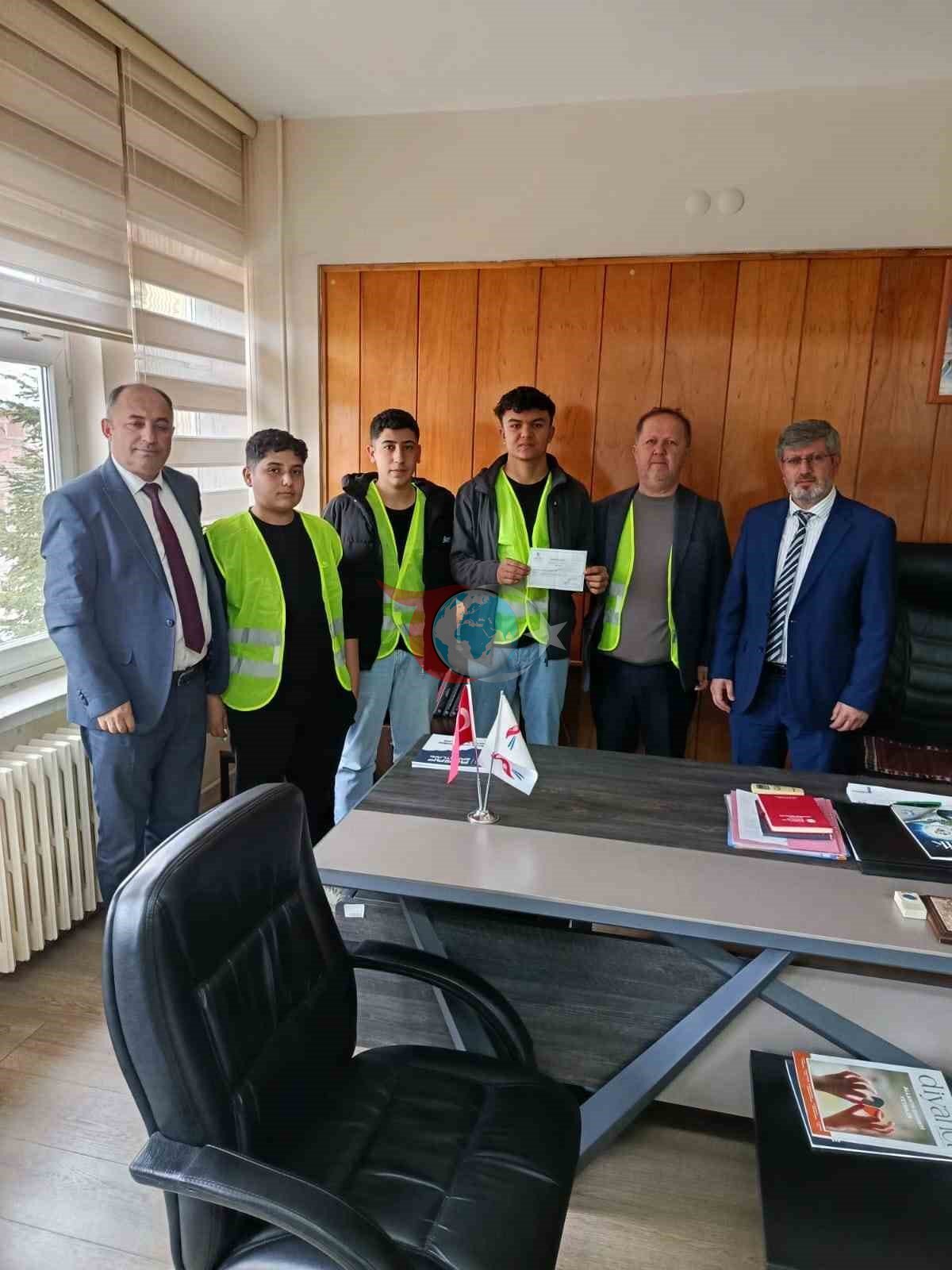 Gรถrdesli รถฤrencilerden depremzedelere gรถnรผl kรถprรผsรผ