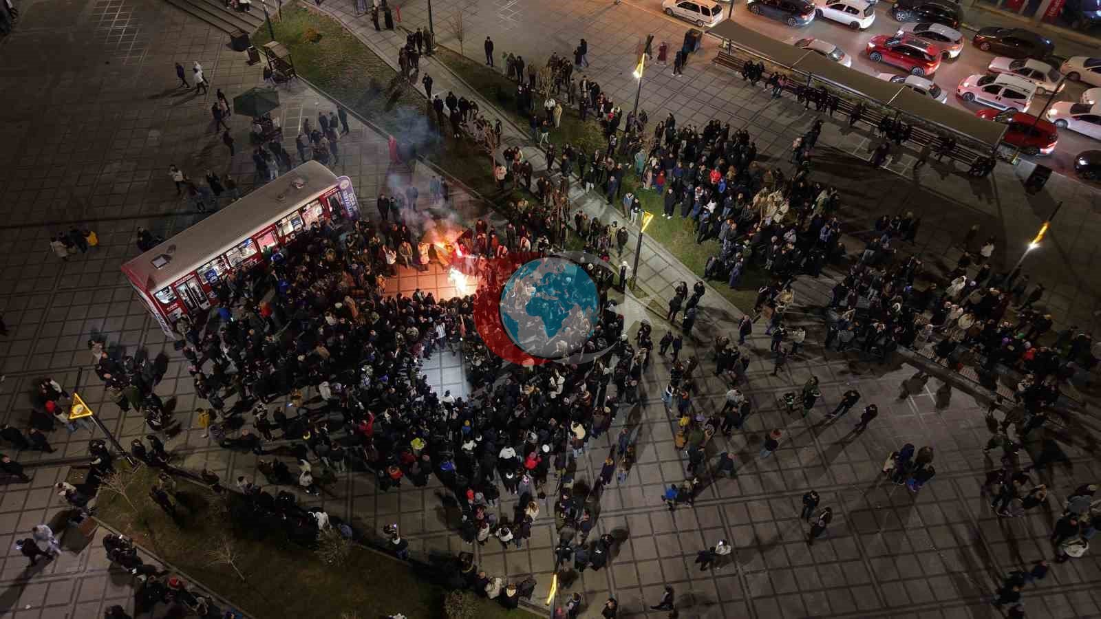 Elazığ'da Büyük Halay Coşkusu: Yüzlerce Kişi Aynı Anda Halay Çekti