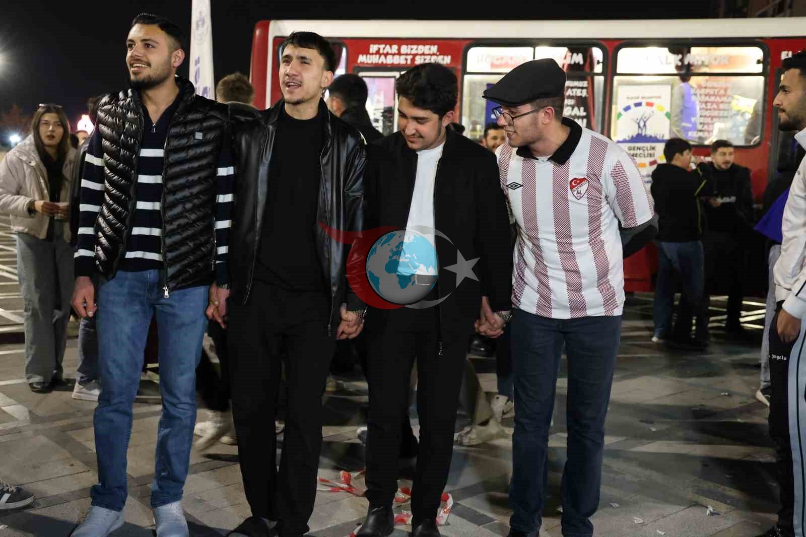 Elazığ’da yüzlerce kişi aynı anda halay çekti: O anlar böyle görüntülendi