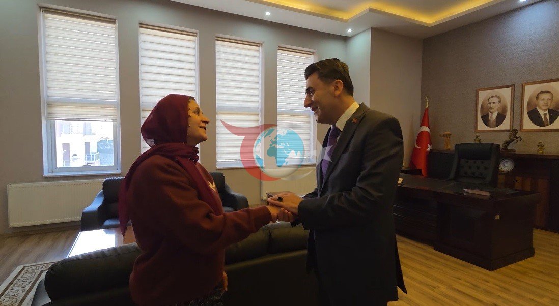 Direksiyon başında bir kadın: 15 yıldır servis şoförlüğü yapıyor
